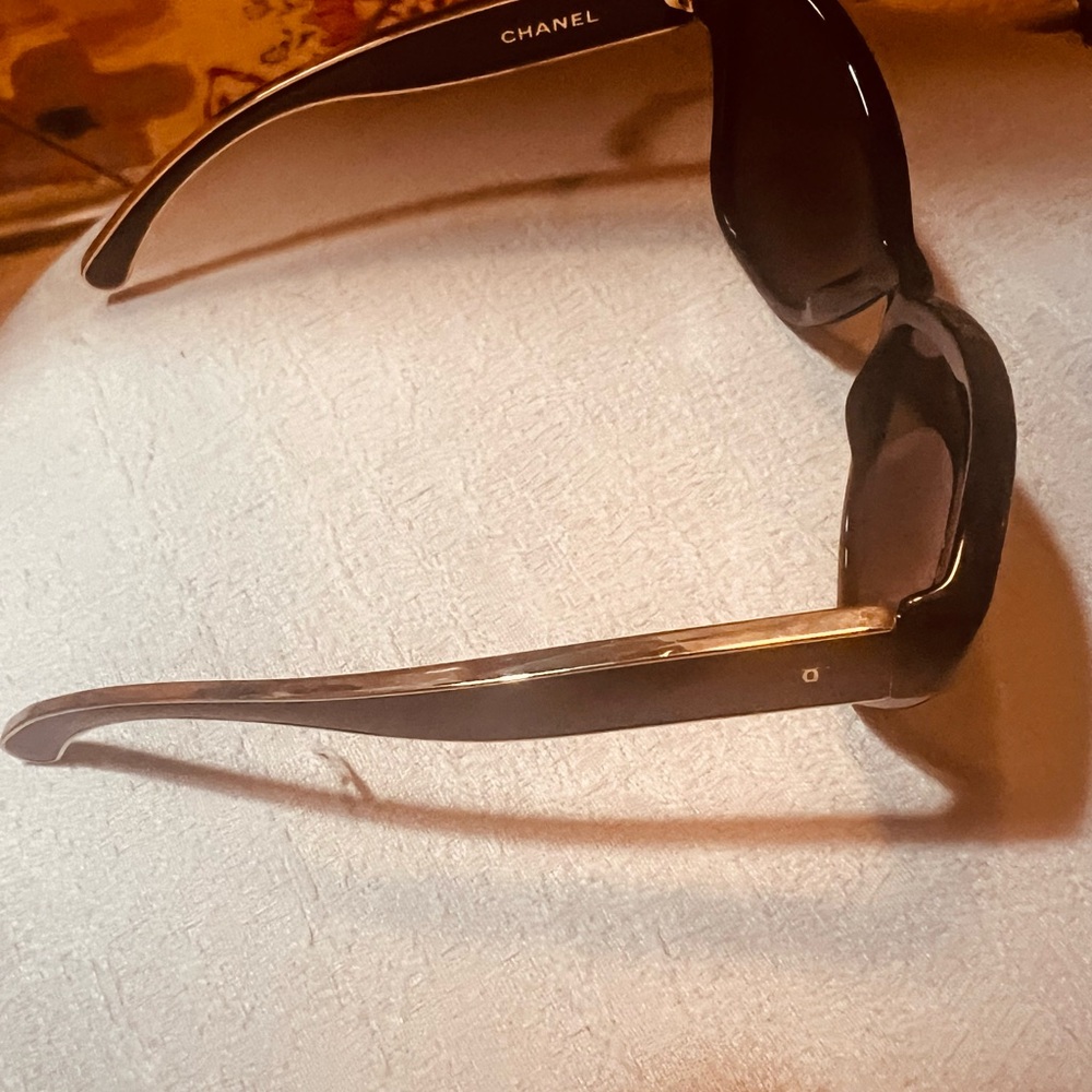 CHANEL Glossy Black Sunglasses with Gold Logo and Gold mirror lens - Picture 5 of 8